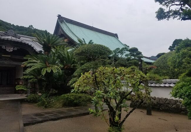 大きい屋根を道の反対側から見ると雰囲気がある