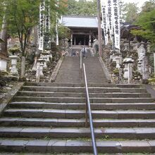 本堂へは石階段を昇ります。