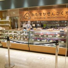 並ぶときは並ぶことがわかる通路のしきり。