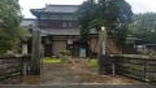 街並みに溶け込んだ古風な建物で休憩