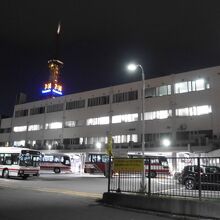 バスターミナルにバスが続々集まる。