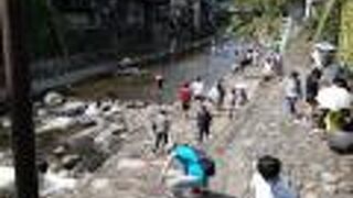 子供たちが泳いでる川