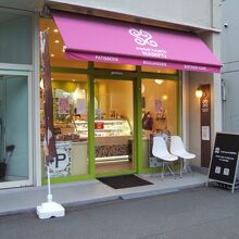 小さくてかわいらしいお店です