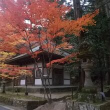 道路沿いのお堂