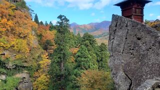 千段余りの石段を上って眺め下ろす下界！ 11月初めには紅葉・黄葉も楽しめました。