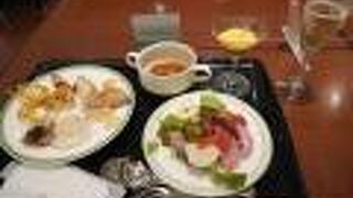 まさか朝からスパークリングワインがあるとは