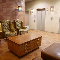 ロビーと客室へとつづくエレベーター。