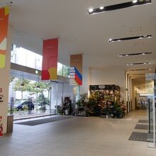 ビルの半屋内。