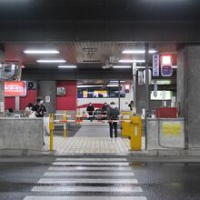 バスターミナル内歩行者用踏切。