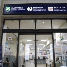 冬場寒いためか、ドアを入って駅構内…のさらにドアの奥に。