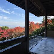 紅葉と高台の休憩所からの景色が素晴らしい。