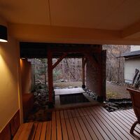 二人静の部屋露天風呂。勿論かけ流しで、夜には狐の姿も。