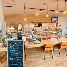 店内は明るく綺麗。小湊鐵道グッズもあります。