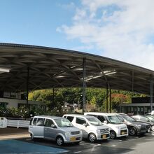 大きな屋根が特徴