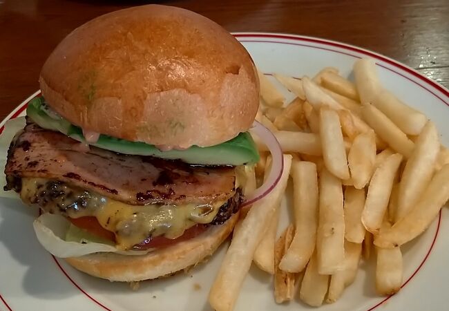 ボリュームたっぷりのバーガー