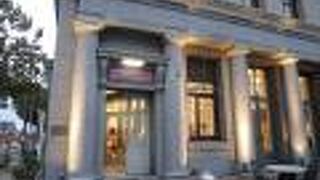 小樽観光フレンドリーな旧銀行。