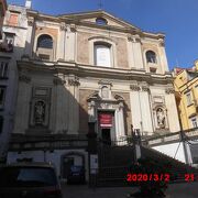 ダンテ広場からカリタ広場の中程からナポリ中央駅の間の古い地区