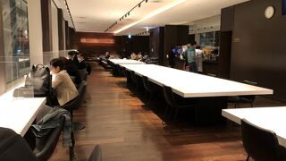 6時から開いてました　羽田ラウンジ