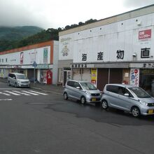 お土産物屋さん、レンタカー営業所、色々揃っています。