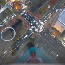 展望台から真下を見れるコーナーがあります