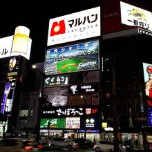 すすきの中心部の夜景　沢山のネオン灯が街を照らします