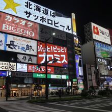 建物の壁面に沢山並ぶ広告ネオン灯
