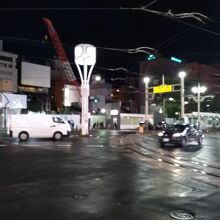すすきののメインストリートには路面電車が走っています