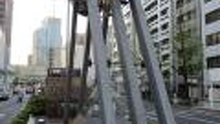 中央分離帯に近代的なモニュメントの鐘があります