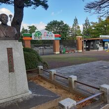 八木山開発に携わった五代八木久兵衛の像もある公園東口。