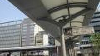 駅前にあります