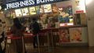 フードコートにあります