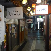 ラーメン横町の通りとお店看板