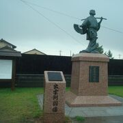 交差点にある出雲阿国の像