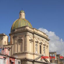 広場の名前になっているメルカート教会