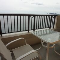 テラスで海を見ながらのんびりできます。