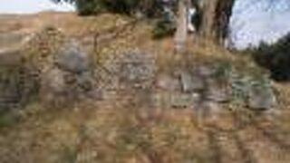 巨大な山城に石垣が残っています