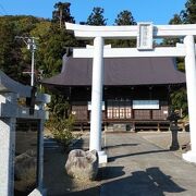 信夫山の麓に鎮座する神社