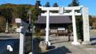 信夫山の麓に鎮座する神社