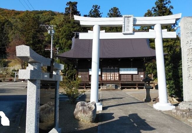 信夫山の麓に鎮座する神社