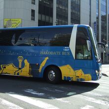 高速バスの車体には函館の名所が描かれています