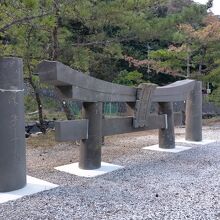台風で倒れた鳥居