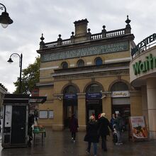 グロスターロード駅に直結