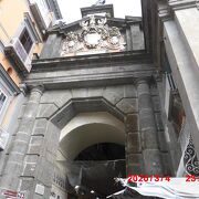 ダンテ広場とポルタルバ通りの間にある大きな門