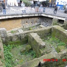 広場にあるギリシャの壁の遺跡