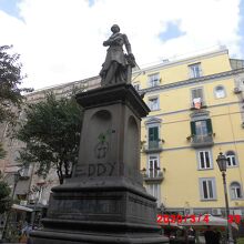 ベリーニさんの立像