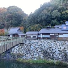 川をはさんで反対側にある温泉施設