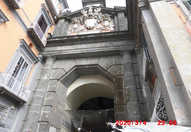 ダンテ広場とポルタルバ通りの間にある大きな門