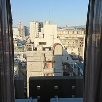 アーケードやビルの屋根ビュー。遠くに高知城も見える。