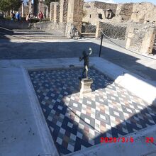 確かに小さな像があります