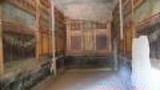 ポンペイ遺跡の中ではぽつんと離れていますが見どころは多いです